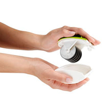 Load image into Gallery viewer, Chef&#39;n - Palm Mincer
