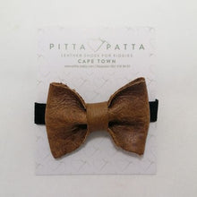 Load image into Gallery viewer, Pitta-Patta Soft Genuine Leather Pinched Bowtie
